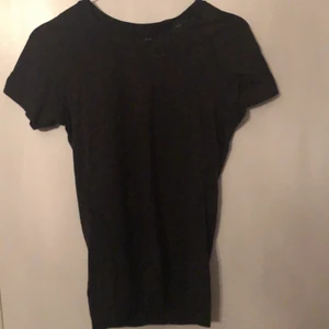 Träningströja från H&M - Träningströja som jag köpt på H&M för många år sedan men har bara använt några enstaka gånger och har ej använt på ett par år samt har vuxit ur. Så den är i mycket fint skick. Storlek M.
