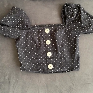 Prickig topp från Asos - Superfin prickig topp med puffärmar och knappar på