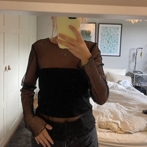 Topp från Zara - Säljer denna långarmade topp från Zara ! Har en tubbtopp under på bilden ! Superfint skick! 