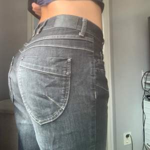Skitsnygga bootcut jeans i storlek 36