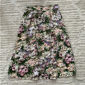 Monki kjol - Nyskick! Blommig kjol från Monki med knappar och fickor. Storlek S 