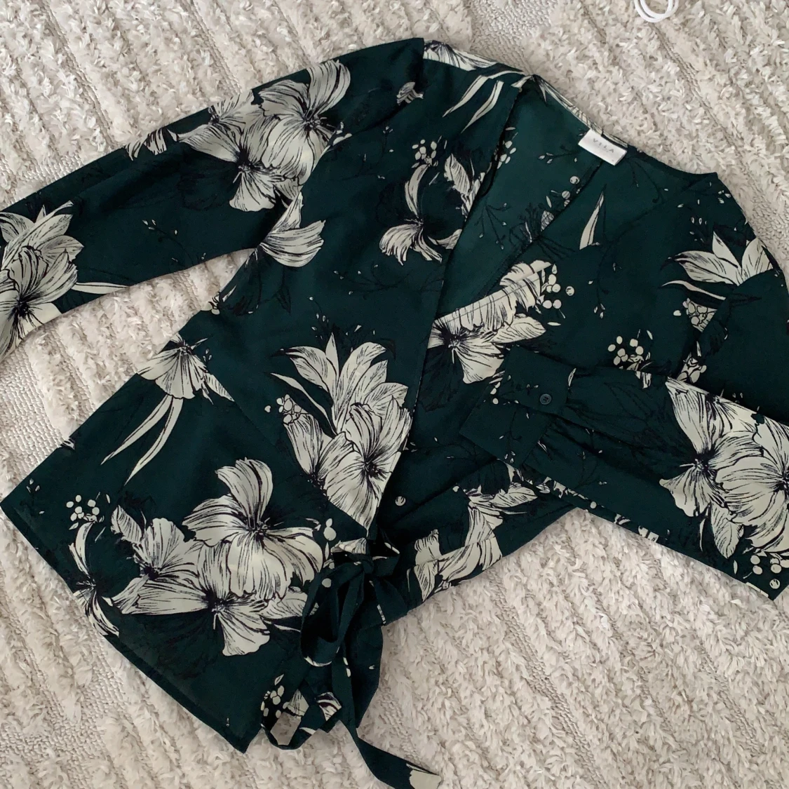 Mörkgrön omlottblus från vila 