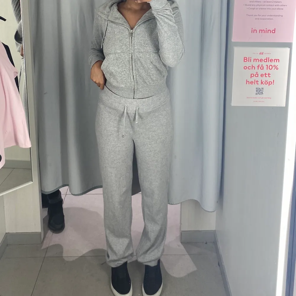 Äkta Juicy set i färgen grå. (KOFTAN SÅLD) Byxan i storlek xs i modellen knitted jogger Använd mindre än 5 gånger. Köpt för 2200kr på Jackie kvitto finns . Tröjor & Koftor.