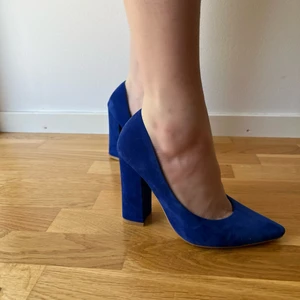 Knallblå klackskor - Svinsnygga klackar från Nelly 💙 klackhöjd 10 cm. Helt oanvända! 