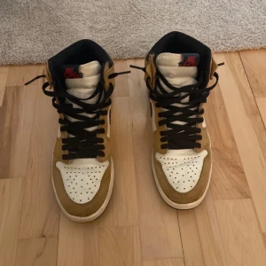 Jordan 1 rookiw of the year - Jordan 1 rookie of the year  Storlek: 42,5/ US 9  Skick: 7/10  Pris: 1600kr  Box till skorna finns 