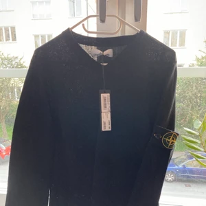 Stone Island crewneck  - Svart crewneck från Nitty Gritty oanvänd men tyvärr för stor i storlek för mig. Mötes upp på Kungsholmen alternativt Södermalm. (Ordinarie pris 2400)