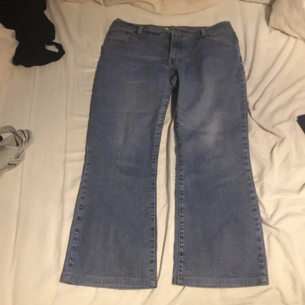 Ett par ljusblå Levis jeans med bootcut (modell 550). Storleken står inte men dom är 80 cm i midjan och jag gissar på att dom typ i storlek M. Riktigt snygga med tyvärr lite för stora för mig därav säljer jag dem. . Jeans & Byxor.