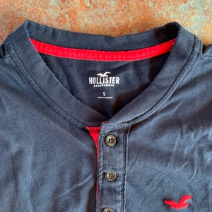 Herr Hollister T-shirt S - En tshirt i stl S från hollister i superskönt material!