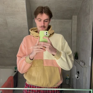 Mångfärgad Hoodie Zaful  - Köptes på zaful 2018 men har sen dess blivit för liten. Inte använd på två år men är i använt skick.