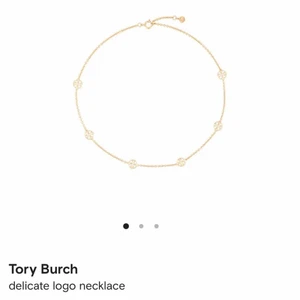 Tory burch halsband  - Fick i present, andvänd 1 gång köpt för 2300 kr men pågrund av att det inte använts säljs de till de priset💗 tryck inte på köp direkt!!