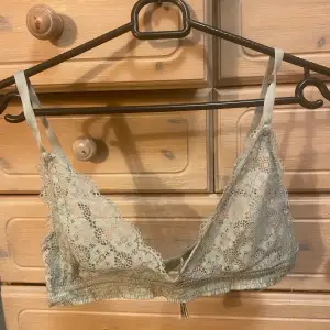 Turkos bralette i strl 75B. Aldrig använd.