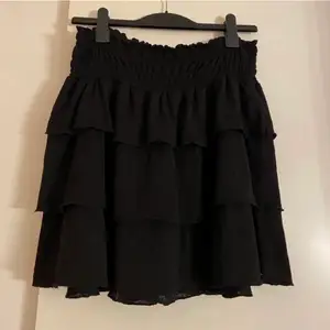 Säljer denna superfina volang kjol då den är för stor och lång för mig❤️ Den är i storlek L men är väldigt stretchig så går säkert att sy in i midjan om man vill ha den mindre❤️ Har några få slitage men inget man tänker på 