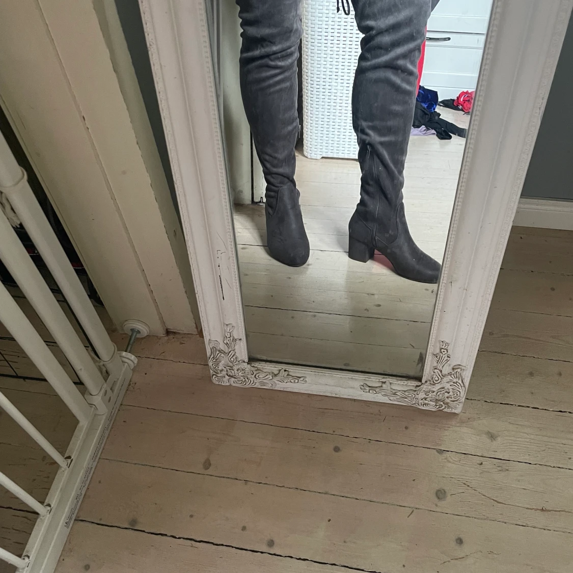 Grå over knee boots 