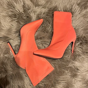 Plt sock heels - Ett par jättesöta “strump” klackar, i storlek 38 men passar även en 38,5❤️ Köpta från PLT för några år sedan, aldrig använda då jag behövt inse att jag inte kan gå i klackar😭 dem har en 12 cm klack Dem har en defekt (bild 2) som kom med, annars topp skick🥰