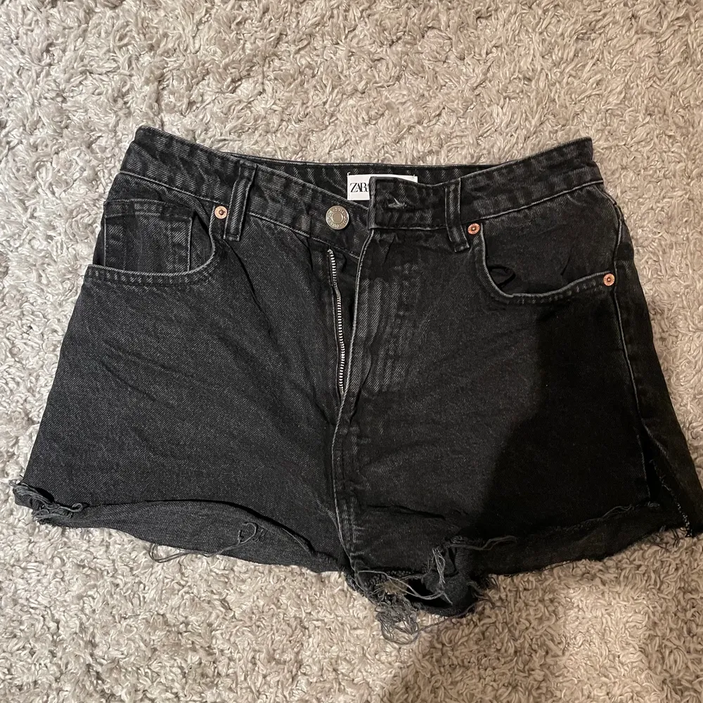 Säljer mina snygga jeansshorts eftersom de inte längre passar. Skriv vid intresse eller för fler bilder 💕. Shorts.