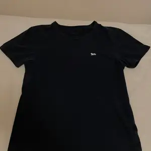 Marinblå T-shirt från Lonsdale i jättebra skick. Säljer även samma T-shirt i grått och svart.