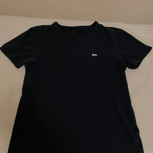 Lonsdale T-shirt  - Marinblå T-shirt från Lonsdale i jättebra skick. Säljer även samma T-shirt i grått och svart.