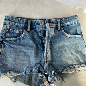 Blåa shorts  - Säljer dessa blåa midrise shortsen från zara💞😩 BUD 160kr