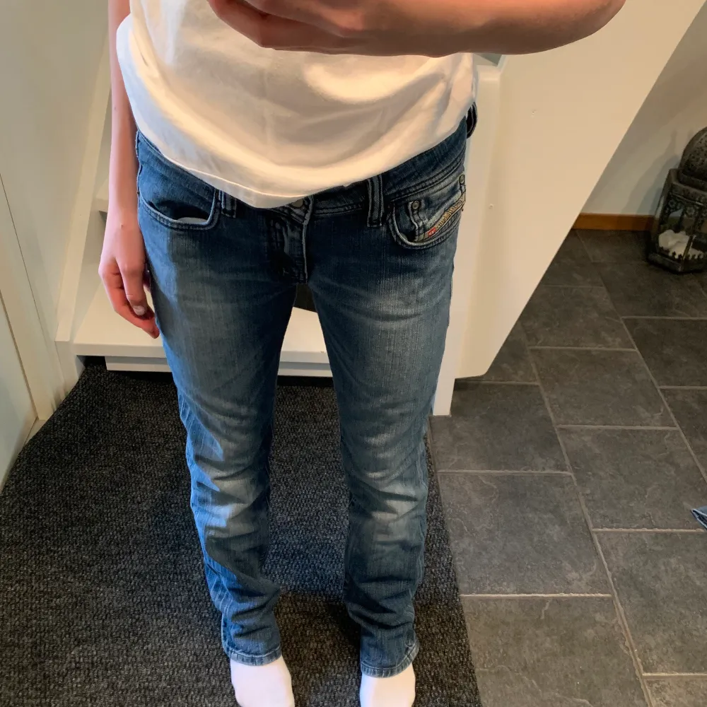 Så coola Low waist vintage diesel straight jeans med ett litet broderi på bakfickan💙 skriv för mer bilder!!! Modellen heter ronhy💙. Jeans & Byxor.