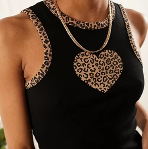 Croptop från Urban Outfitters i strl XS - Jag säljer min snygga croptop i svart med detaljer i leopard! I toppen står det att den är en M men den sitter som en XS.