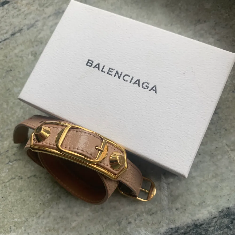 Superfint Balenciaga armband, väldigt bra skick då den knappt är använd💖box och påse kommer med!. Accessoarer.