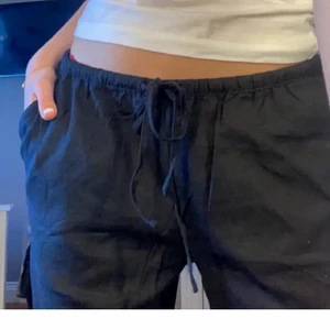 Lågmidjade linnebyxor  - Säljer dessa så fina linnebyxor i storlek S som är köpta nyligen med prislappen kvar