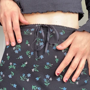 Kjol - Så fin kjol som jag köpt secondhand.  Jättebra skick. Elastisk i midjan så passar olika storlekar, jag har S och det sitter perfekt. Funkar högmidjat, lågmidjat och allt där emellan;). Hör av dig för mer information, buda gärna i kommentarerna!