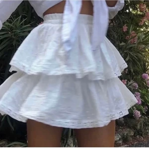 Vit volangkjol  - Superfin vit volangkjol, perfekt till sommarn😊😊storlek 134/140 men den är jättestretchig så jag som har s kan ha den utan problem! Fråga för fler bilder:))) går att använda både hög å lågmidjat, bra längd/ganska kort på mig som är 160, första bild lånad 