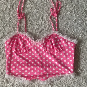 Prickig topp - Söt prickig topp i storlek 38 från shein