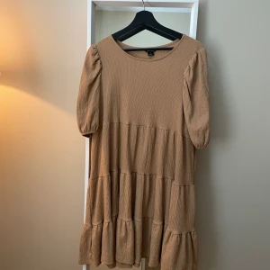 Cute summer dress  - Cute summer dress from Monki! It’s unworn, it’s in a really good condition! :)