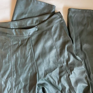 Skinnbyxor - Fina lite kortare skinnbyxor som slutar vid anklen för mig som är 163, de är lite bredare ner till och högmidjade, jätte fina på! 