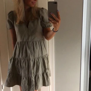 Grön klänning - Funderar på att sälja denna fina drömmiga klänning från zara, i strl xs, passar även s💓 köptes för 400kr