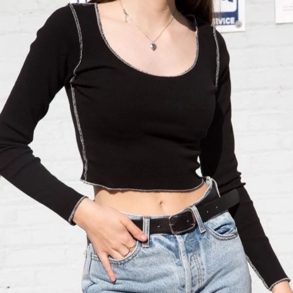 Brandy Melville McKenna Ribbad Långärmad Black Crop Top w White stitching. Some loose threads on underarm. Approx 38 long x 33 bust. Made in Italy. 