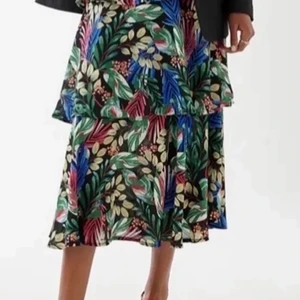 Kjol - Superfin volangkjol från Gina Tricot  Aldrig använd (lappen kvar) Stl S Nypris: 499:-