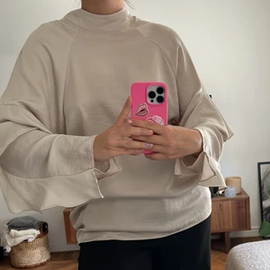 Beige blus  - En beige blus med volang på ärmarna och i silkes liknande tyg! Strl 36 och knappt använd! 🤎🤎