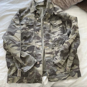 Militärjacka - Grön militärjacka från zara, storlek S men den är oversized
