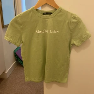 Zara Topp “matcha latte” - jatte snygg från Zara i storlek M. I bra skick skriv vid intresse