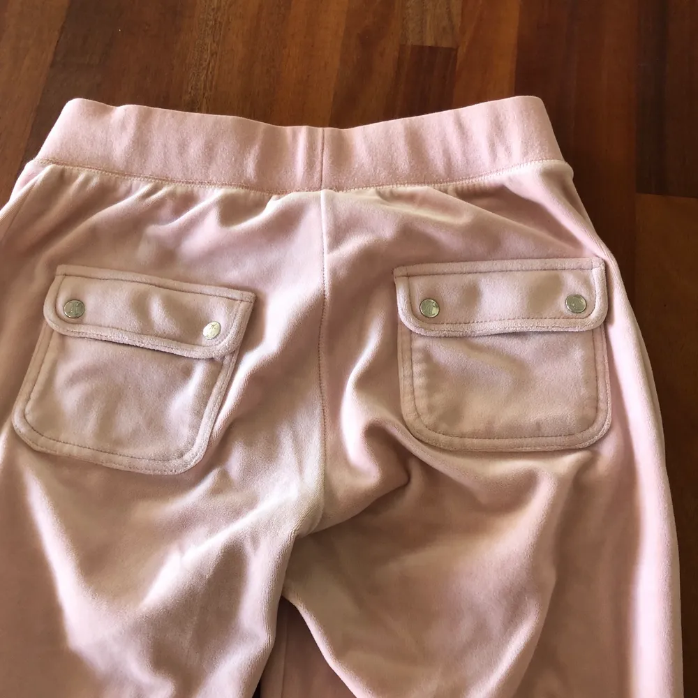 Säljer mina ljus rosa juicy couture byxor🥰 nypris 1000kr VIKTIGT: metallen på snörena har försvunnit därav priset. Paketet skickas via antingen DB Schenker eller postnord Pris kan diskuteras. Jeans & Byxor.