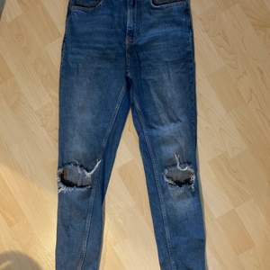 Blåa jeans från Gina Tricot i storlek 36. Säljs eftersom de blivit för små. Frakt tillkommer på ca 29-49kr.