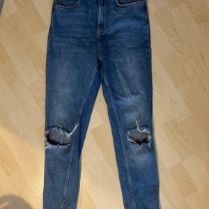 Gina tricot perfect jeans - Blåa jeans från Gina Tricot i storlek 36. Säljs eftersom de blivit för små. Frakt tillkommer på ca 29-49kr.