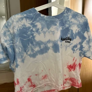 T shirt kaotiko S - Snygg t shirt som aldrig är använd från märket Kaotiko, i storlek small.