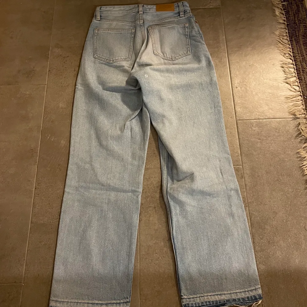 Blåa jeans från Monki, straight leg och uppsprättade längst ned (jag är 160)❣️. Jeans & Byxor.