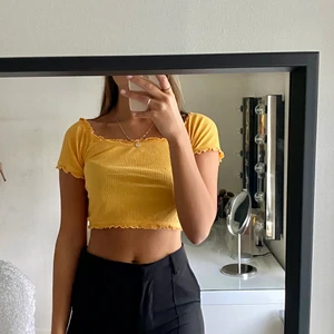 Somrig topp - Söt topp från BikBok, storlek M. Använd vid ett fåtal gånger men fortfarande i fint skick.