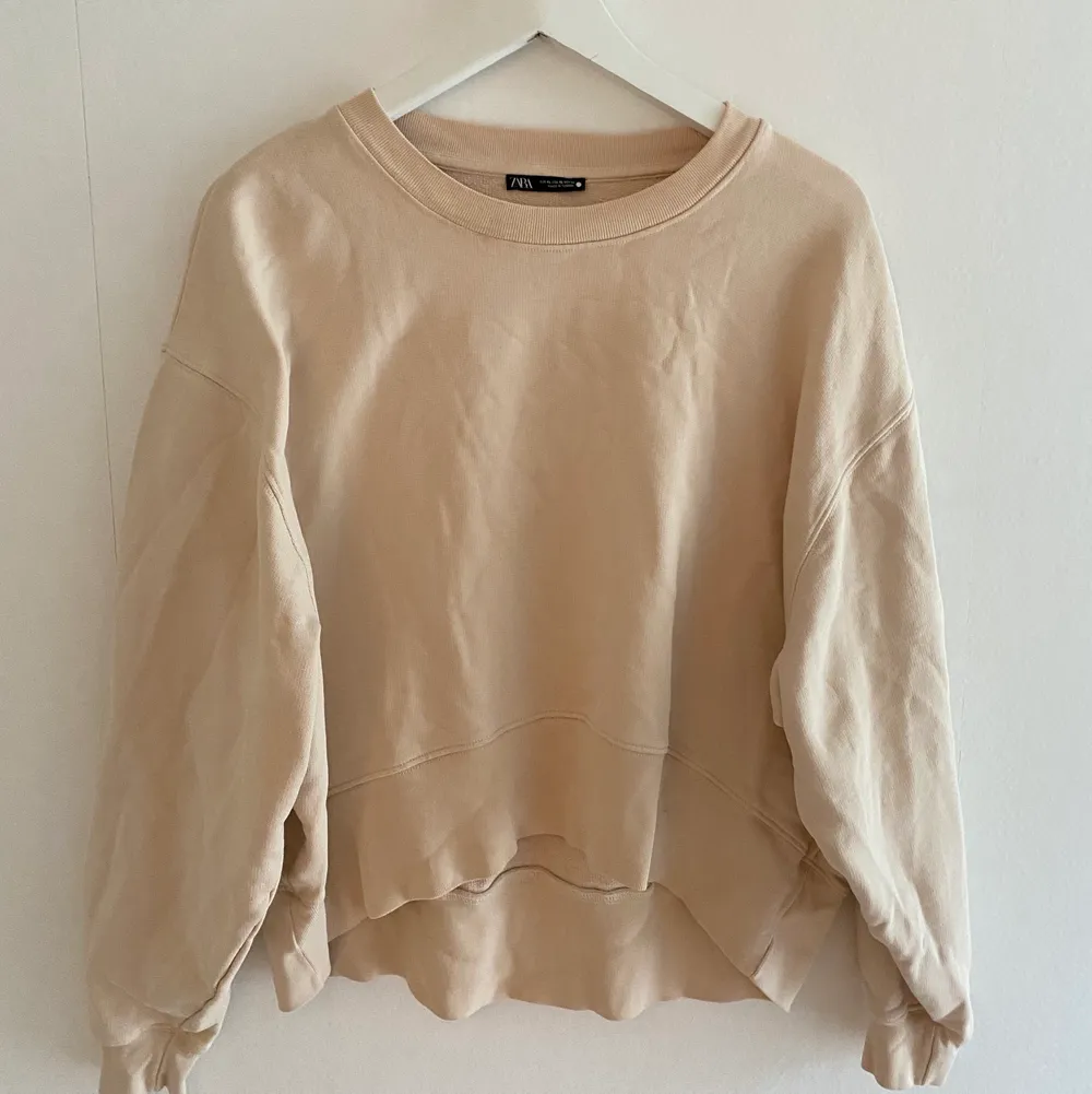 Gosig zara tröja i xl i en beige/créme vit färg, knappt använd, som ny. Tröjor & Koftor.