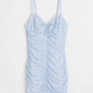 klänning hm - klänning från hm använd en gång måste rensa därför säljer jag. Storlek s superfin och ger kroppen en fin form. 