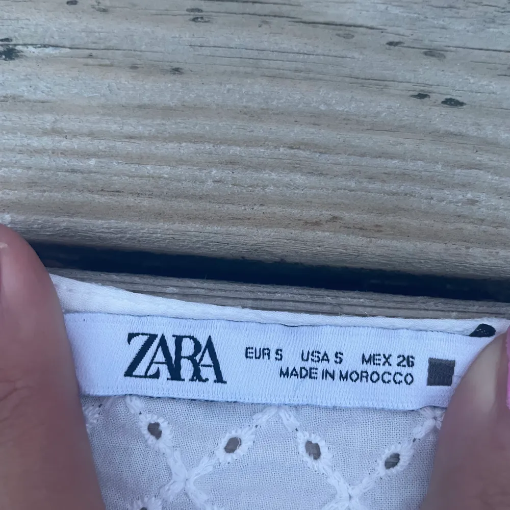 Säljer denna superfina broderi klänningen från Zara. Köpt förra sommaren men endast använd fåtal gånger. <33. Klänningar.