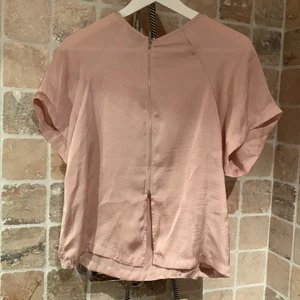 Satintopp - Fin topp i satin i stl XS med snygg ryggdetalj