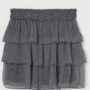 Randig Kjol - Fin randig volangkjol i bra skick💗storlek M, köparen står för frakten💗