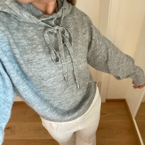 Grå stickad hoodie - Grå stickad hoodie från h&m, knappt använd så fint skick! 💙
