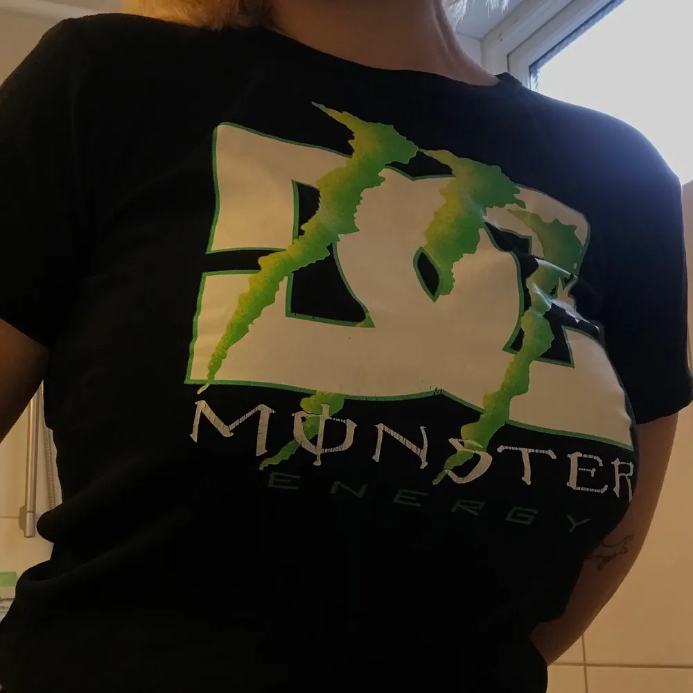Supercool T-shirt med Monster Energy tryck! Säljer den då den inte kommer till användning lägre. Sparsamt använd så den är i bra skick! Köparen står för frakten!👻🦎. T-shirts.